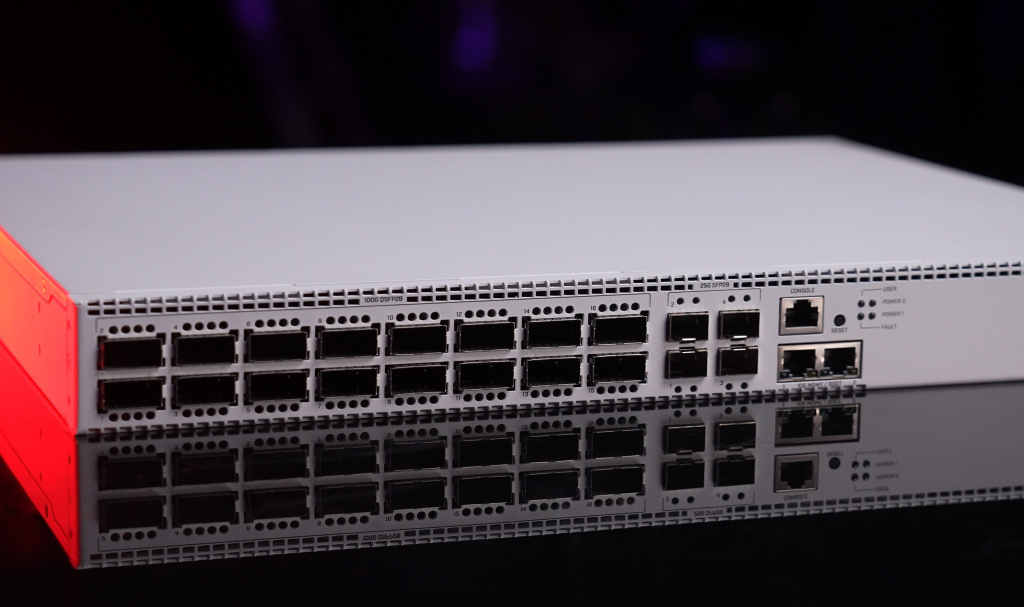 Новинка: сверхбыстрый свитч MikroTik CRS520-4XS-16XQ-RM